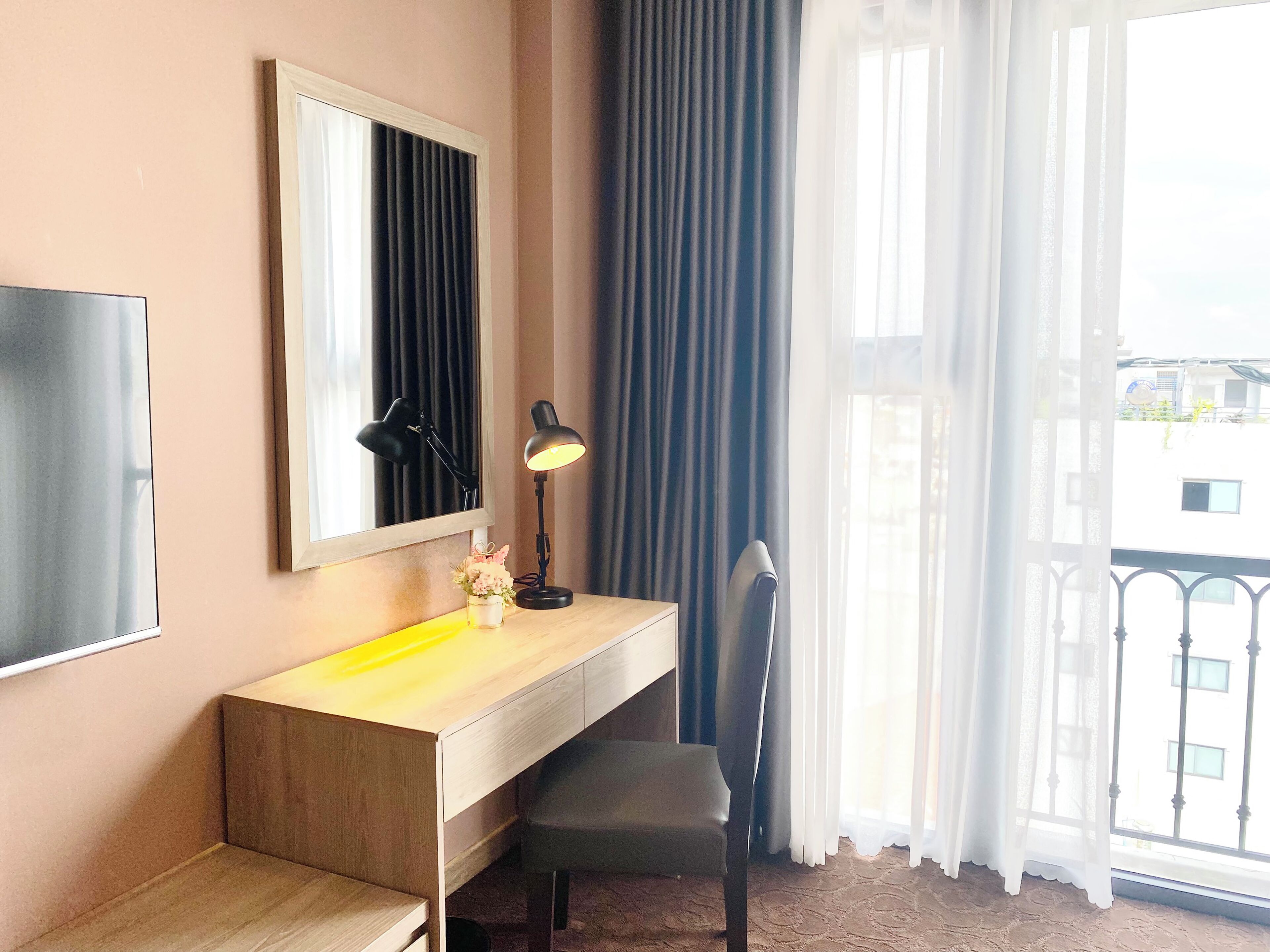 deluxe room, 1 king bed, city view | 1 bedroom, premium bedding, minibar, in-room safe