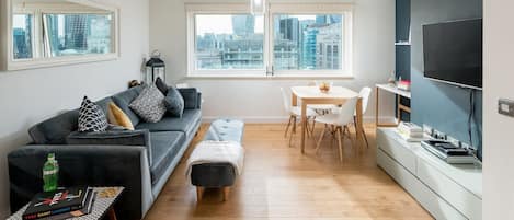 Appartement, 1 grand lit | Coin séjour | Télévision