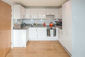 Basic Apartment, 1 Queen Bed | Private kitchen | Fridge, microwave, oven, stovetop - Chic 1 Bedroom Apartment With View of Shard (London)