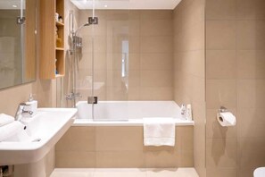 Basic Apartment, 1 Queen Bed | Bathroom | Towels, soap, shampoo, toilet paper - Chic 1 Bedroom Apartment With View of Shard (London)