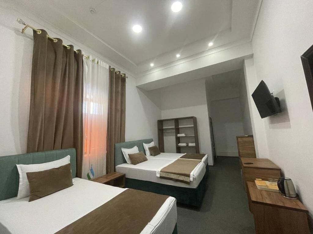 Triple Room | Desk, blackout curtains, soundproofing, iron/ironing board