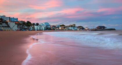 This bungalow is a 2 bedroom(s), 1 bathrooms, located in Broadstairs, England.