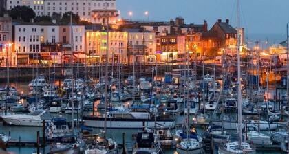 This bungalow is a 2 bedroom(s), 1 bathrooms, located in Broadstairs, England.