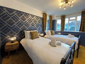 2 slaapkamers, een strijkplank/strijkijzer, gratis wifi, beddengoed