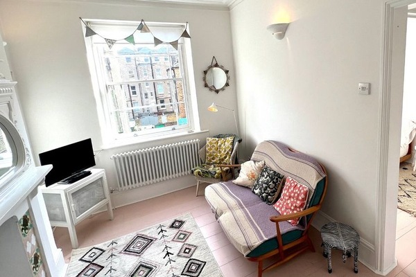 Lounge into bedroom - Little Star Of The Sea - Broadstairs - Kent - holidayletsinkent.co.uk - Holiday Lets In Kent - Seaside Accommodation