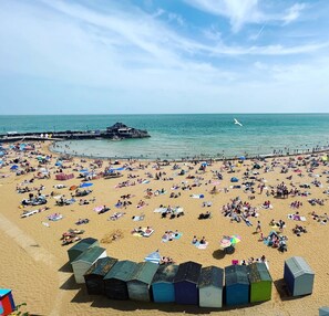On the beach - Stunning newly refurbished apartment, 2 bedrooms, 2 bathrooms, parking and amazing view (Kent)