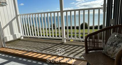 Stunning newly refurbished apartment, 2 bedrooms, 2 bathrooms, parking and amazing view