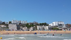 Una spiaggia con edifici sullo sfondo.