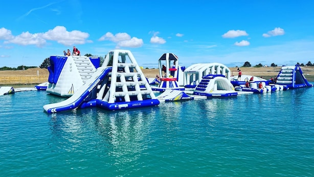 Un parco acquatico gonfiabile con diverse attrazioni.