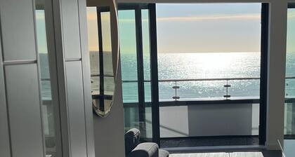 Ocean Lookout in Ramsgate is a striking beachfront three-bedroom apartment offering panoramic sea views across the English Channel. Stylishly refurbished, the spacious property is just steps from Ramsgate Main Sands and The Royal Harbour