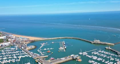 This condominium is a 2 bedroom(s), 2 bathrooms, located in Ramsgate, England.