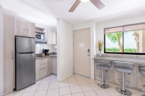 Mikroaaltouuni, kahvin-/teenkeitin, leivänpaahdin