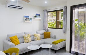 Een smart-tv en een computerscherm