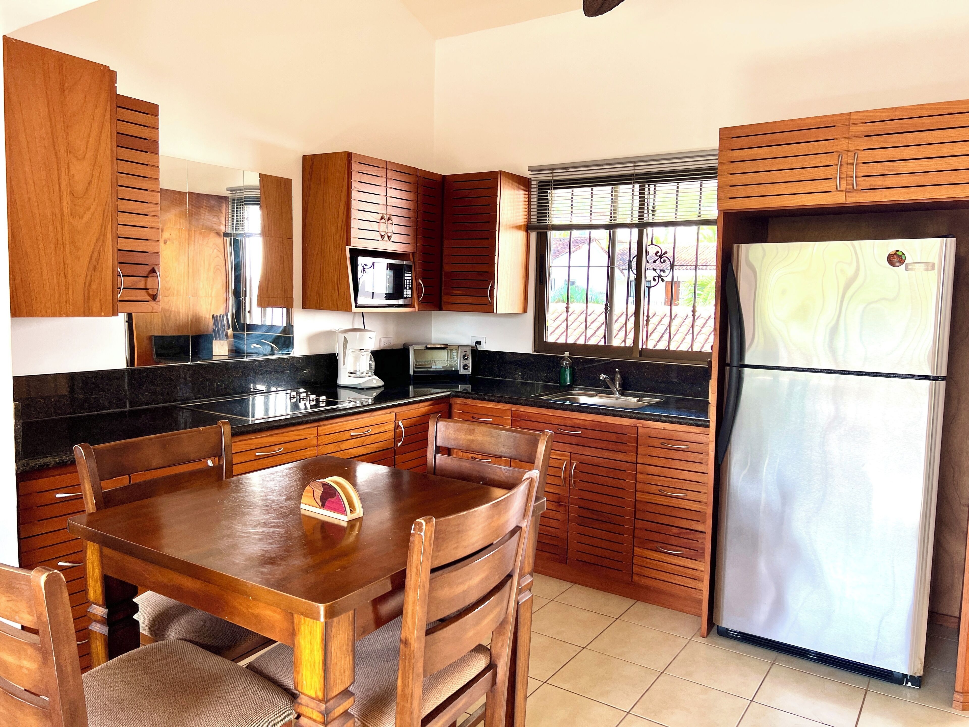 Refrigerador, microondas, horno, placa de cocina