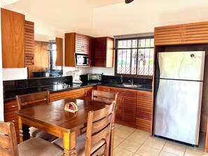 Een koelkast, een magnetron, een oven, een kookplaat