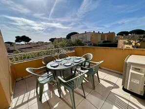 Outdoor dining - Bright 3-Room Mezzanine Apt with Terrace, Parking - 400m from Roquille Beach (Cap d'Agde)