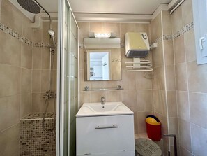 Bathroom - Bright 3-Room Mezzanine Apt with Terrace, Parking - 400m from Roquille Beach (Cap d'Agde)