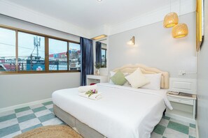 Desk, soundproofing, free WiFi, bed sheets - Patong Social Hotel & Restaurant (Patong)