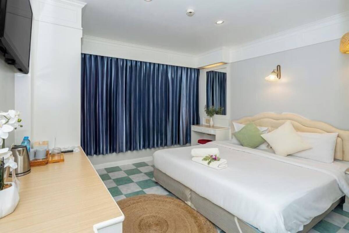 Desk, WiFi (free), bed sheets