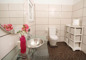 Een haardroger, handdoeken