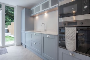 Microondas, horno, placa de cocina, lavavajillas