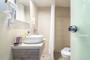Studio Luxe | Salle de bain | Articles de toilette gratuits, sèche-cheveux
