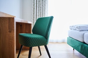 舒适双人房, 1 张特大床, 无烟房 | 客房内保险箱、特色家居、办公桌、隔音