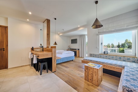 Caja de seguridad en la habitación, muebles diferentes y escritorio