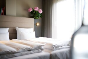Chambre Double Confort, 1 très grand lit, non-fumeurs | Coffres-forts dans les chambres, ameublement personnalisé, bureau