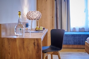 Superior Double Room | In-room safe, individually furnished, desk, soundproofing - Hotel der Einrichter (Straubing)