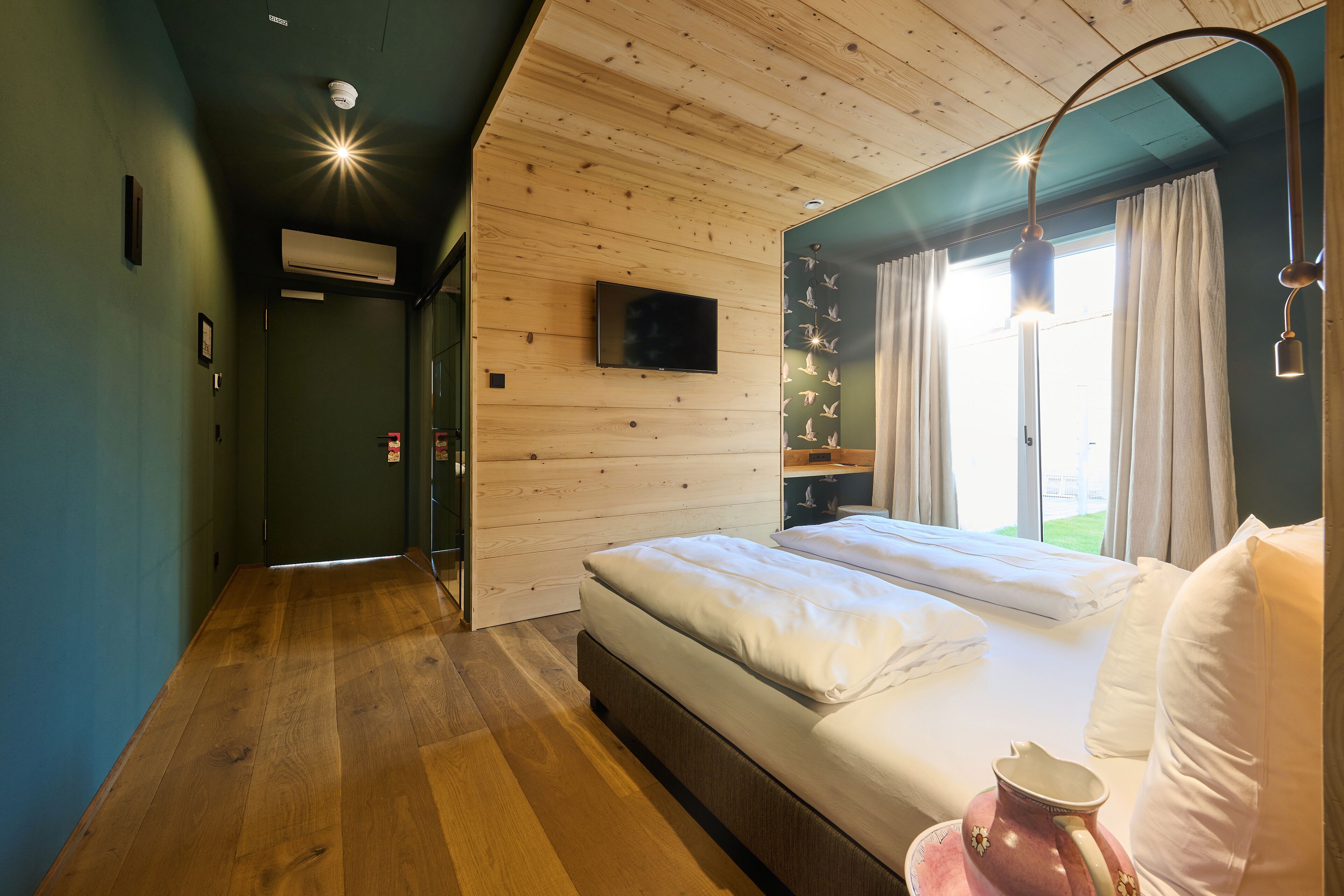 Deluxe-Zimmer, 1 King-Bett, Nichtraucher, Haustiere gestattet | Wohnbereich | Flachbildfernseher