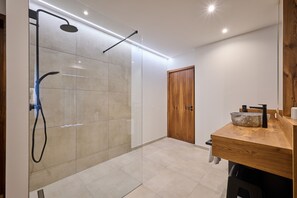 Deluxe Room, 1 King Bed, Non Smoking, Pets allowed | Bathroom