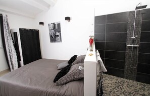 1 dormitorio, tabla de planchar con plancha, wifi y ropa de cama
