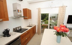 Microwave, oven, dishwasher, coffee/tea maker
