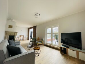 Tv, pejs, bøger, stereoanlæg