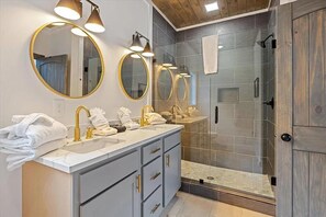Douche, sèche-cheveux, serviettes fournies, savon