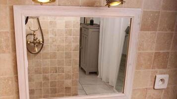 Sèche-cheveux, serviettes fournies