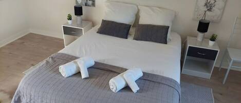 1 室のベッドルーム、アイロン / アイロン台、ベッドシーツ