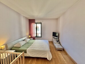 3 habitaciones, tabla de planchar con plancha, wifi y ropa de cama 