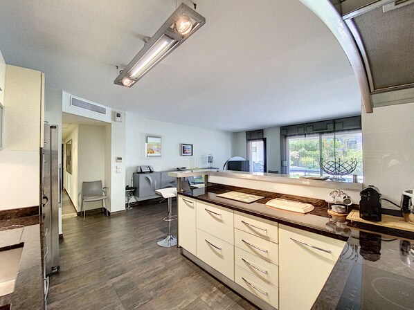 Jääkaappi, mikroaaltouuni, uuni, astianpesukone