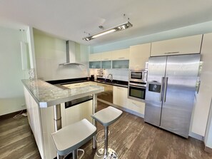 Fridge, microwave, oven, dishwasher - PAU343 (Cannes)