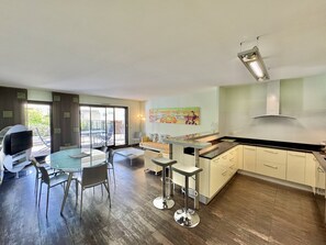 Interior - PAU343 (Cannes)