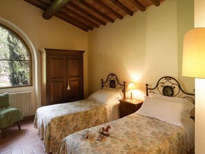 2 bedrooms, iron/ironing board, WiFi