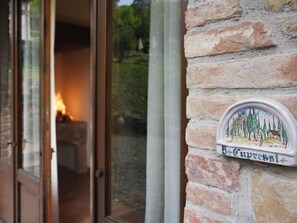 Un mur de pierre sur lequel est apposée une plaque portant l’inscription « B. Cuppessi ».