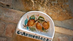 A ceramic plate with fruit illustrations and the inscription 'Armenia.' - ARMENIACA - Two-storey apartment measuring 120 m2 (Montaione)