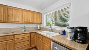 Køleskab, mikrobølgeovn, ovn, kogeplade