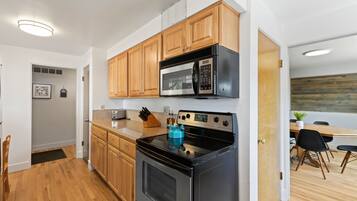 Jääkaappi, mikroaaltouuni, uuni, liesi