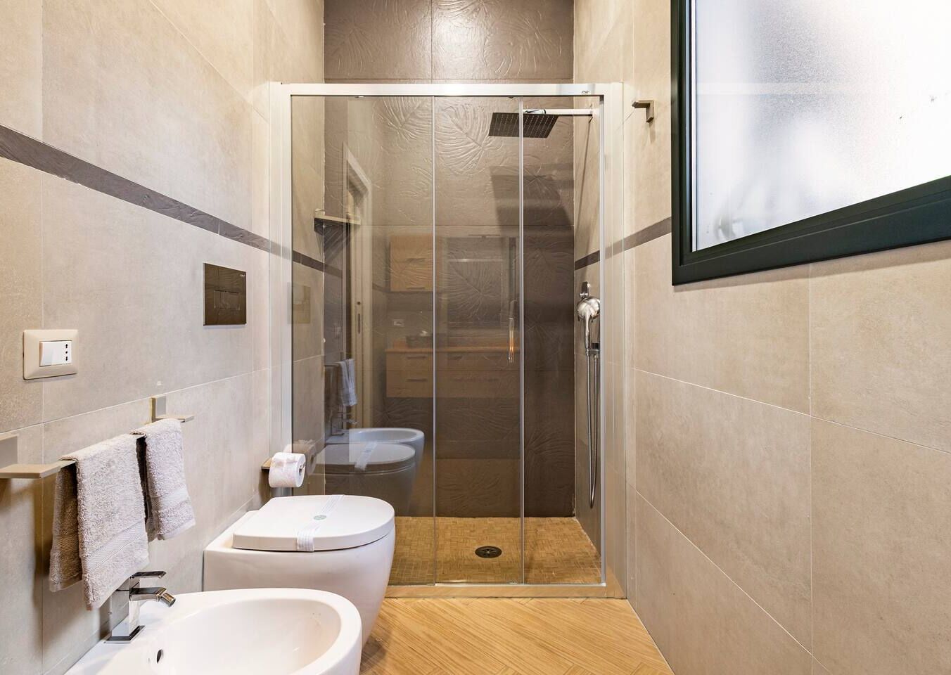 Dusche, Haartrockner, Bidet, Handtücher