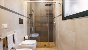 Dusche, Haartrockner, Bidet, Handtücher