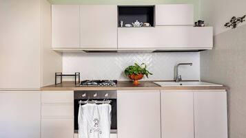 KĂŒhlschrank, Ofen, Herdplatte, GeschirrspĂŒler